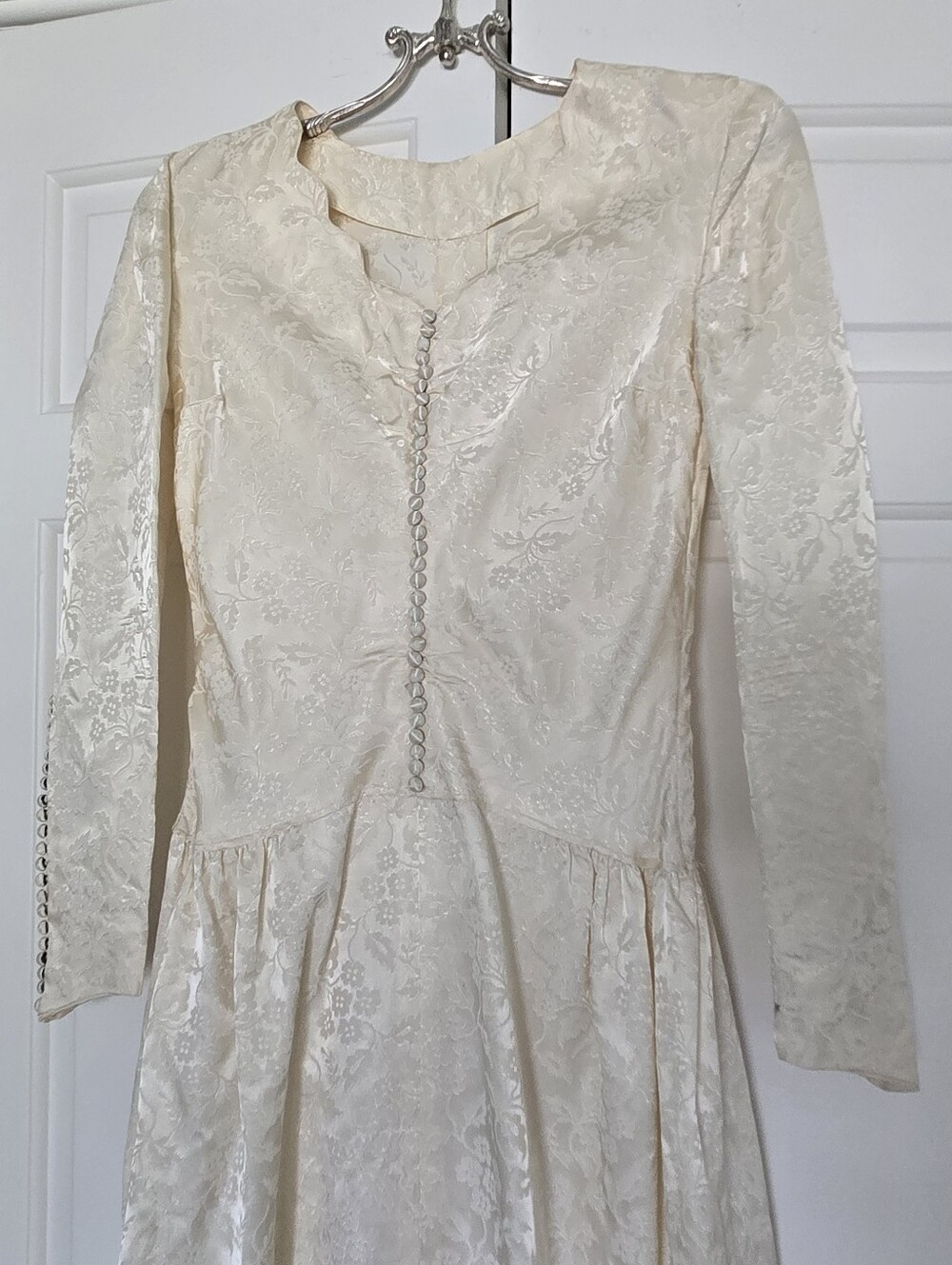 Vtg 80s Floral Ivory Satin Jacquard Wedding Gown, Button, Scallop, Train, XS - Picture 3 of 7